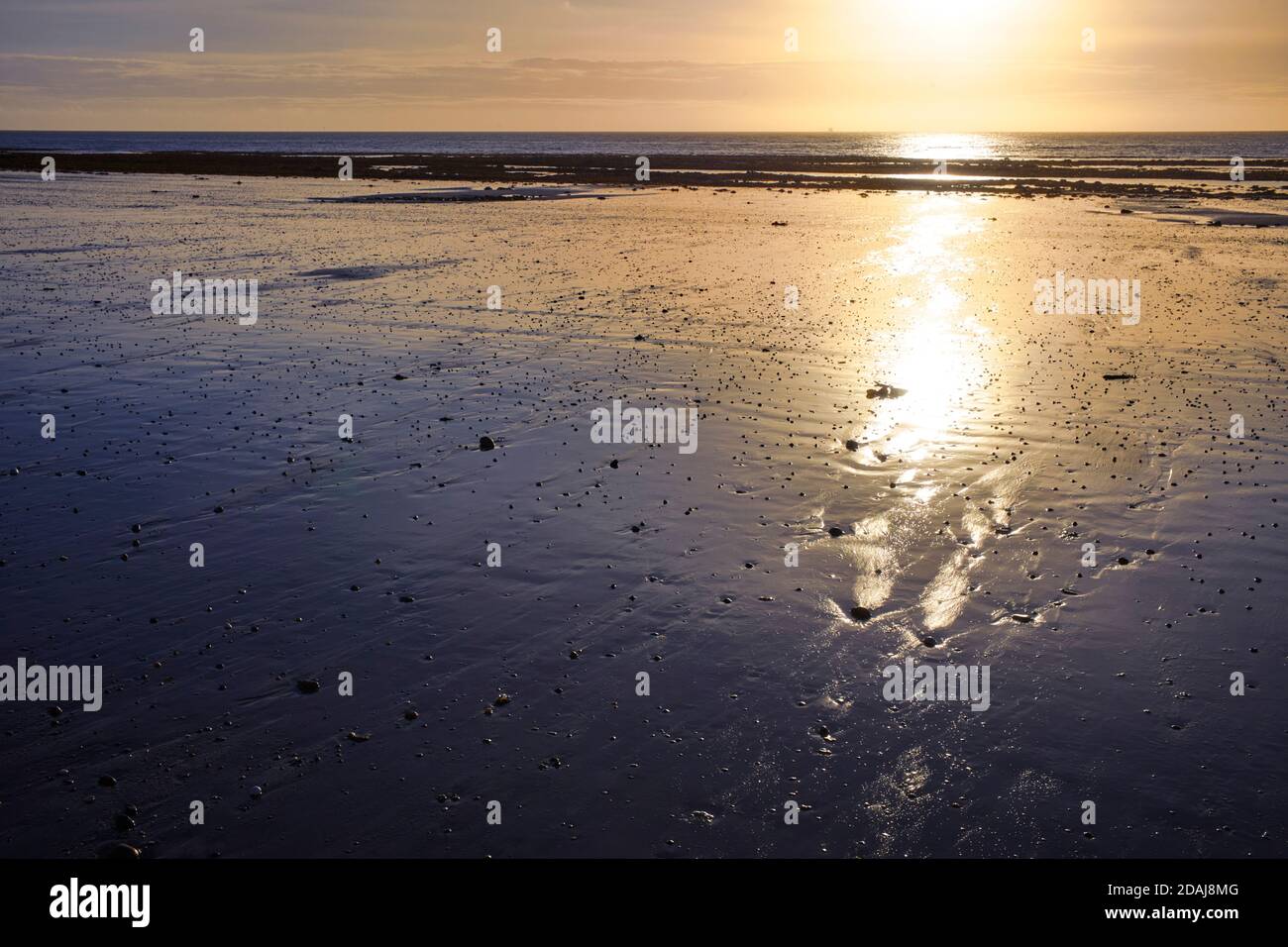 Lever de soleil sur la mer d'Irlande depuis la plage de Douglas, île de Man Banque D'Images