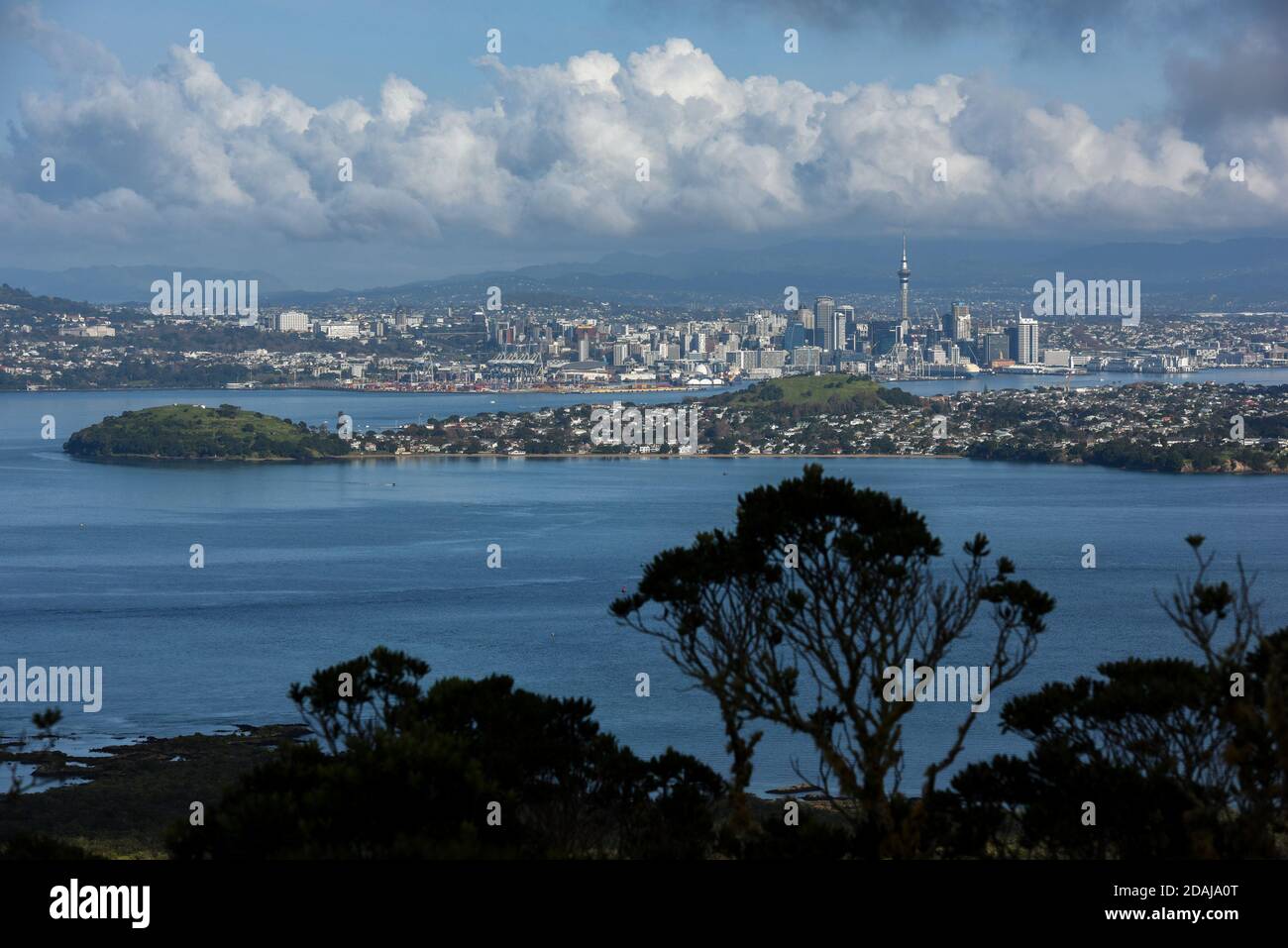 Auckland, Nouvelle-Zélande. 16 juin 2018. La vue de la ville d'Auckland est vue depuis l'île de Rangitoto, en Nouvelle-Zélande, le 16 juin 2018. Auckland, avec une population d'environ 1.5 millions d'habitants, est une ville métropolitaine de l'île du Nord de la Nouvelle-Zélande. Credit: Guo Lei/Xinhua/Alay Live News Banque D'Images