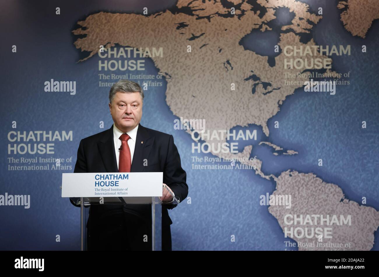 LONDRES, Royaume-Uni - 19 avril 2017 : le président de l'Ukraine Petro Porochenko s'exprime à l'Institut royal des affaires internationales Chatham House pendant son mandat Banque D'Images