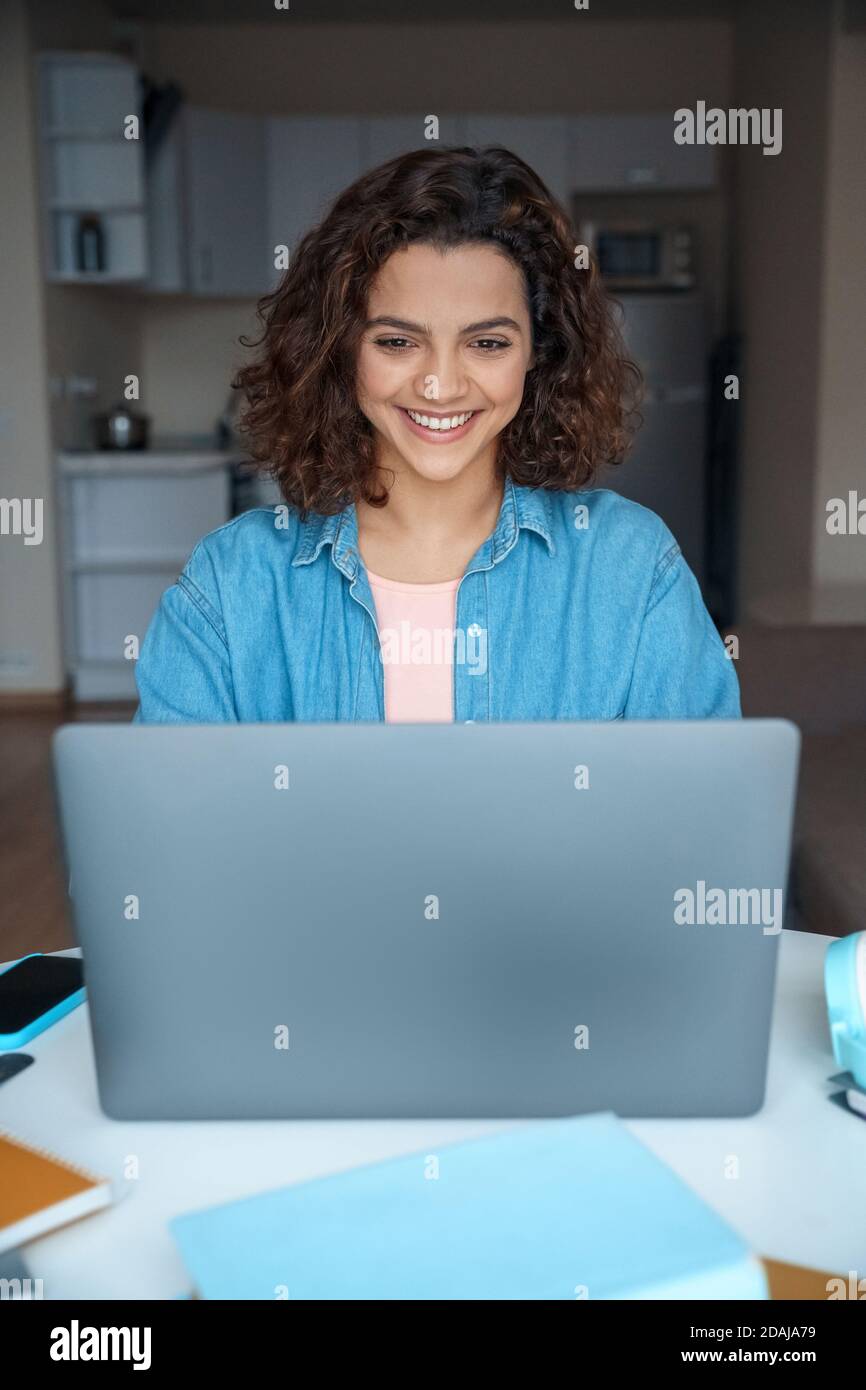 Portrait vertical de jeune femme freelance travaillant en ligne sur ordinateur portable. Banque D'Images