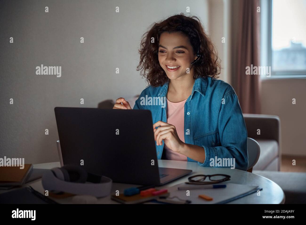 Bonne jeune femme freelance travaillant en ligne sur ordinateur portable. Banque D'Images