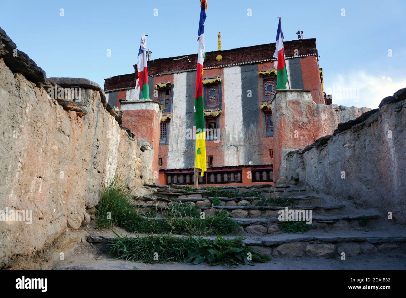 L'escalier en face de Tsarang Gompa est un monastère de la secte Sakya, construit en 1395. Trekking à la haute Mustang zone fermée. Népal. Banque D'Images