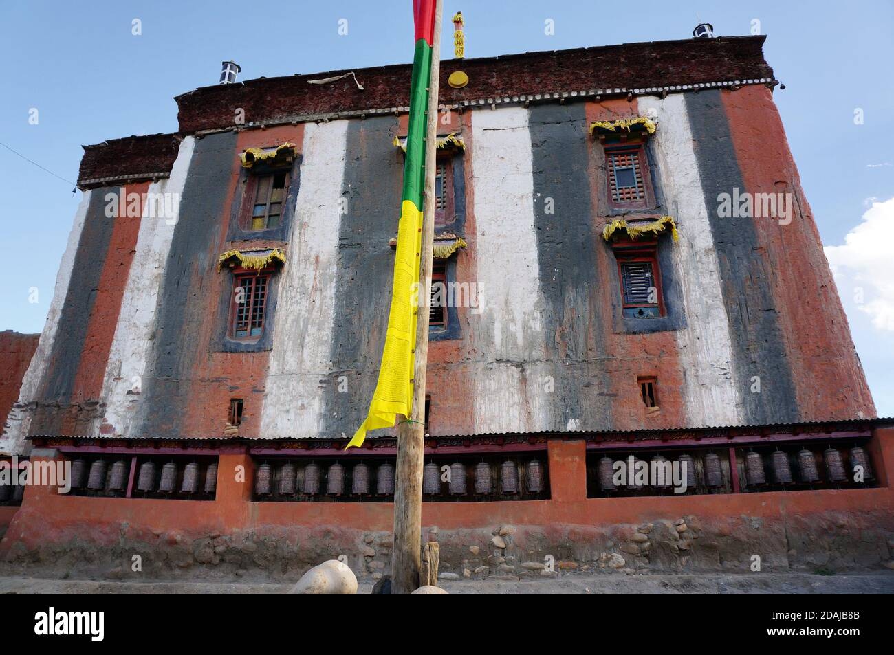 Façade de Tsarang Gompa (1395) - monastère de la secte Sakya. Randonnée dans la zone fermée de Upper Mustang. Népal. Banque D'Images