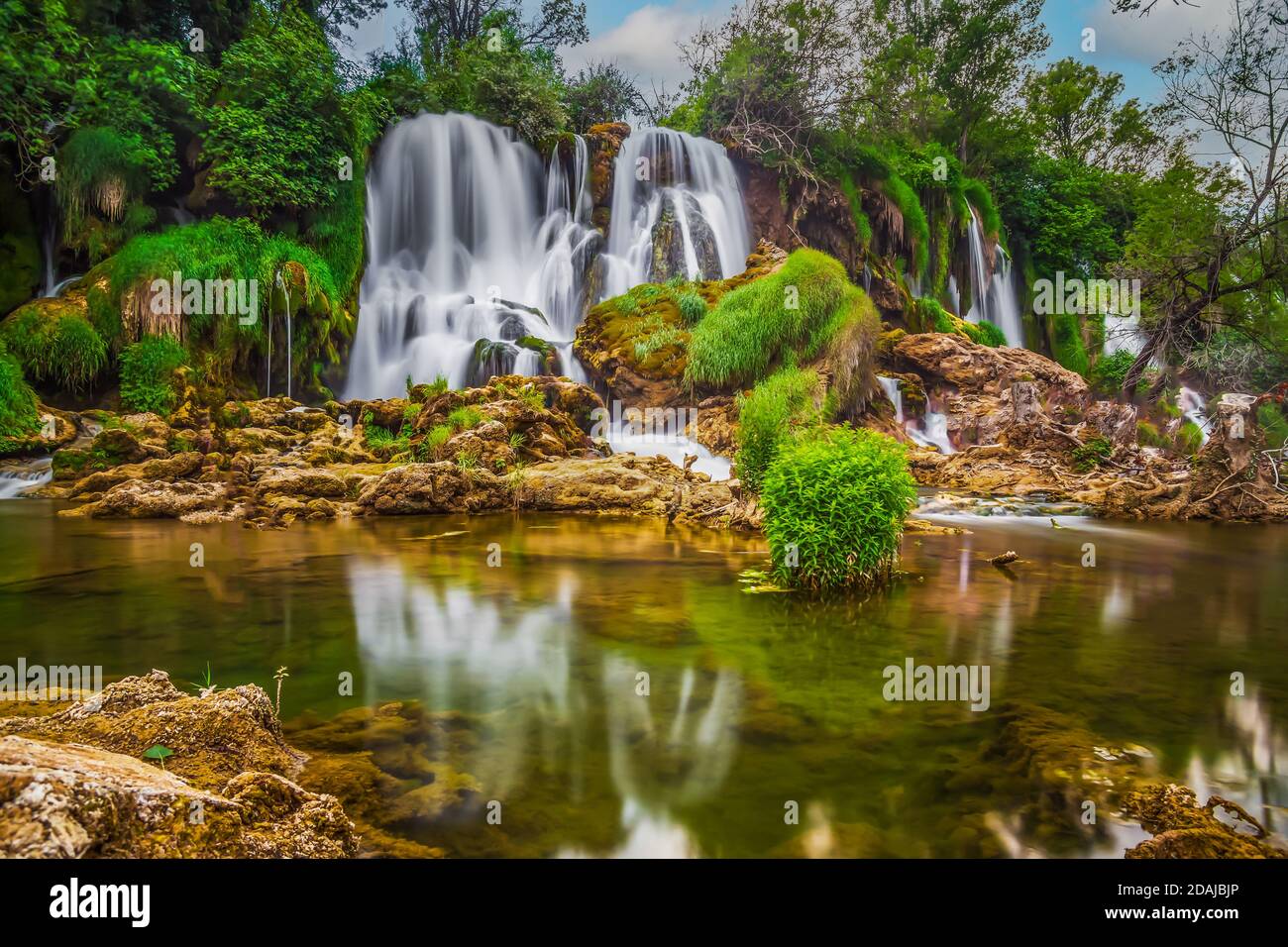Les cascades de Kravica, souvent appelées Kravice par erreur, sont une grande cascade de tufa sur la rivière Trebižat, dans le cœur karstique de l'Herzégovine en Bosnie Banque D'Images