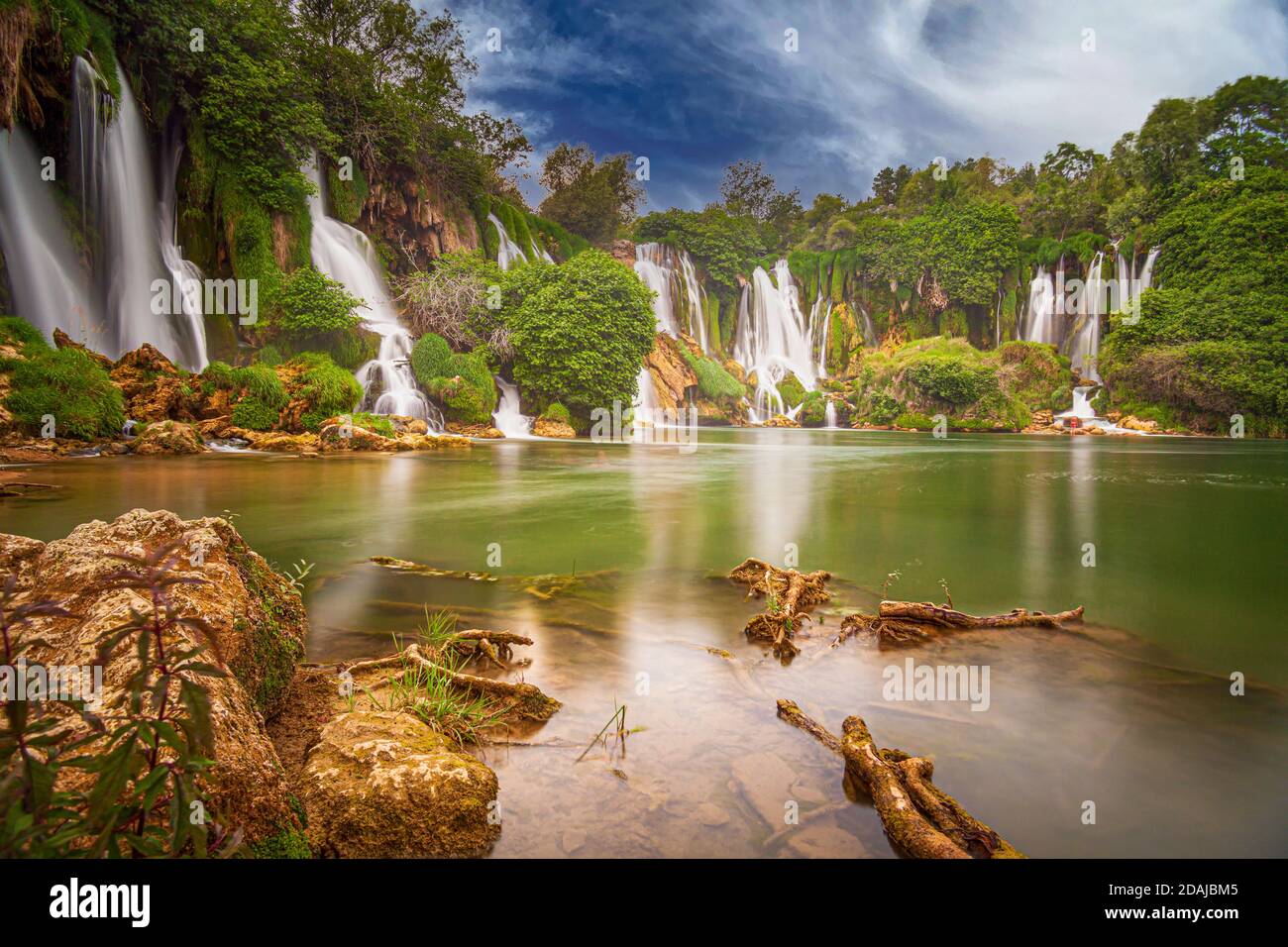 Les cascades de Kravica, souvent appelées Kravice par erreur, sont une grande cascade de tufa sur la rivière Trebižat, dans le cœur karstique de l'Herzégovine en Bosnie Banque D'Images