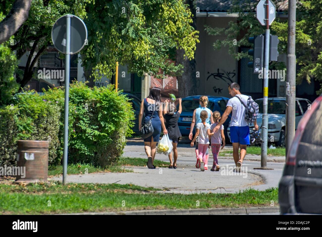 Zrenjanin, 29 juillet 2020. La famille revient du shopping. Un père et une mère prennent quatre enfants avec eux. Banque D'Images