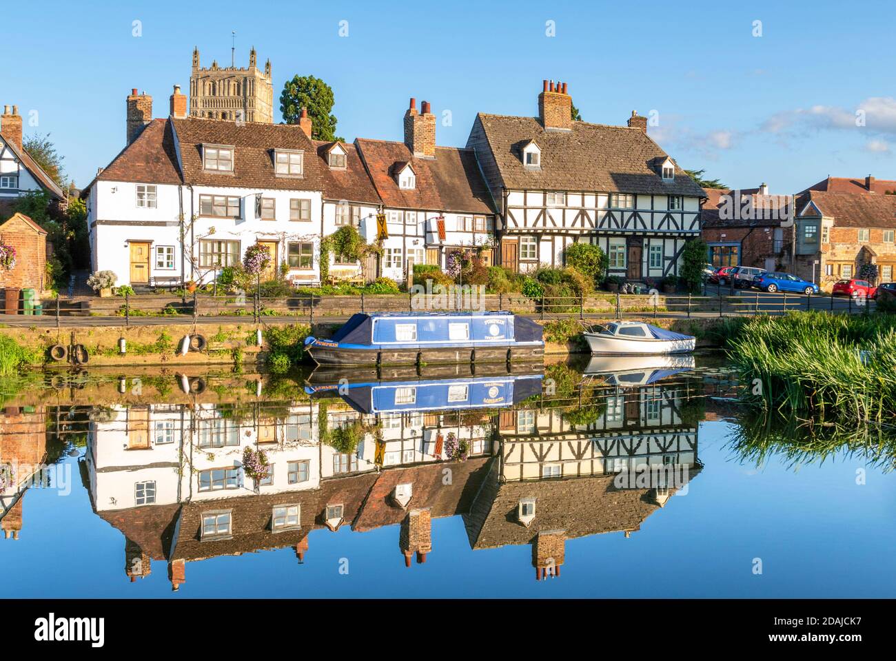 Tewkesbury et la rivière Avon à Tewkesbury Mill St Marys Route sur la Severn Way Gloucestershire Angleterre GB Europe Banque D'Images