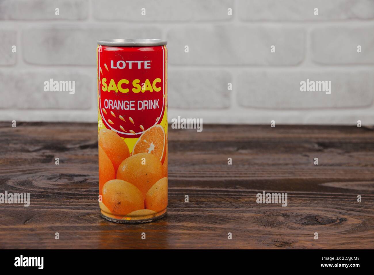 Une vieille boîte en aluminium de Lotte boisson non alcoolisée contre le mur de briques Banque D'Images