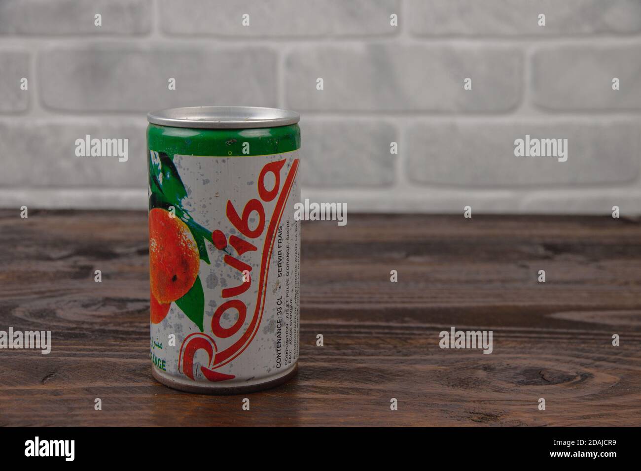 Une vieille boîte en aluminium de Rouiba boisson non alcoolisée contre le mur de briques Banque D'Images