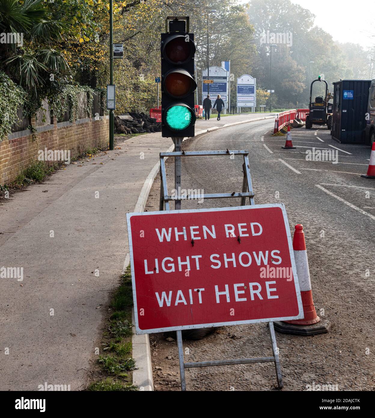 Feux de circulation temporaires pour les réparations sur route dans une rue urbaine Dans Burgess Hill West Sussex Banque D'Images