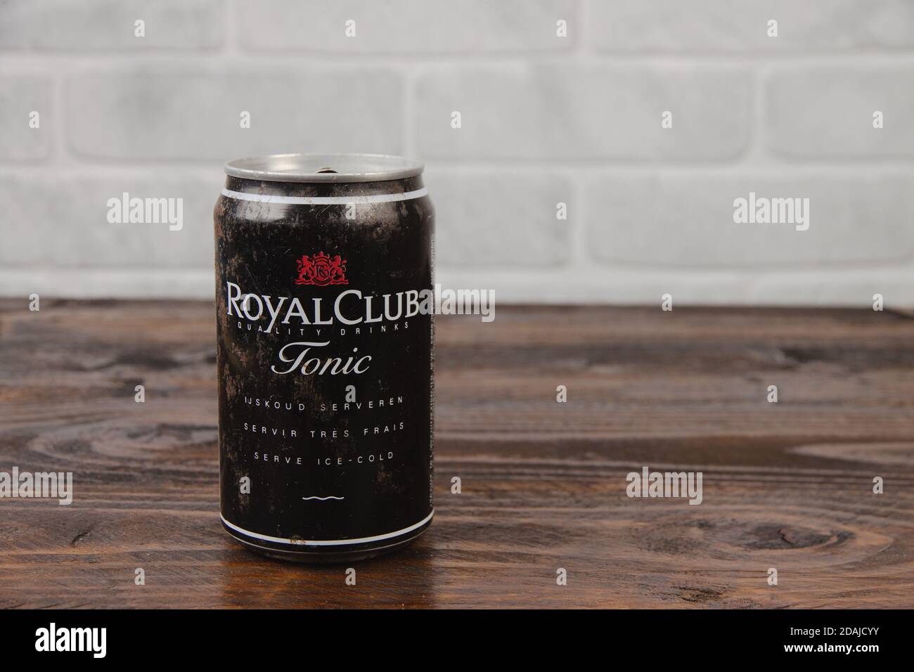 Une vieille boîte en aluminium de boisson non alcoolisée Royal Club contre le mur de briques Banque D'Images