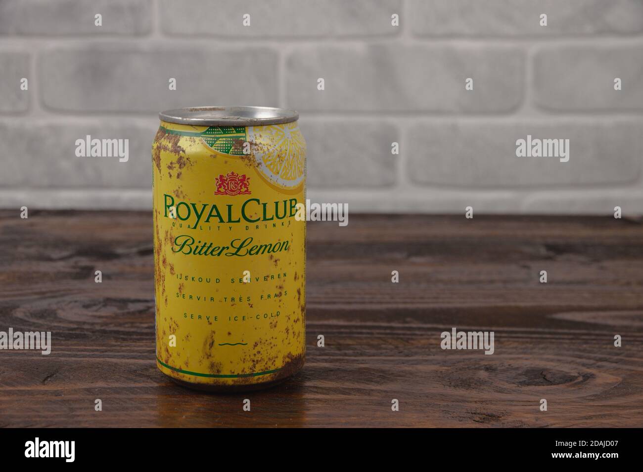 Une vieille boîte en aluminium de boisson non alcoolisée Royal Club contre le mur de briques Banque D'Images
