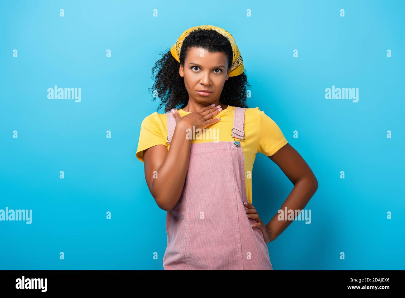 choqué femme afro-américaine debout à la main bleu Banque D'Images