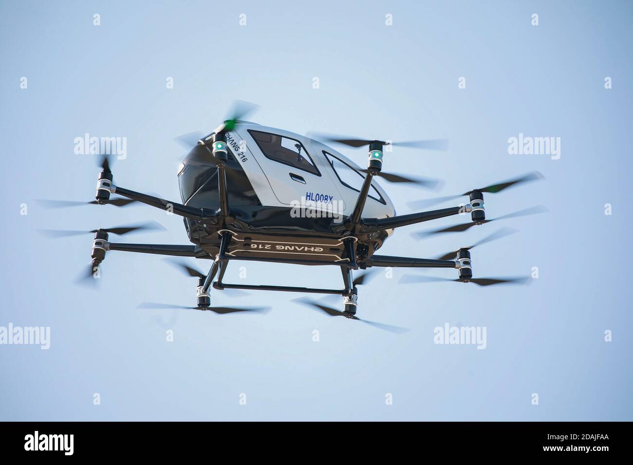 11 novembre 2020, Séoul, CORÉE DU SUD : 11 novembre 2020-Séoul, Corée du Sud- le drone-taxi EH216 fabriqué par la société chinoise de taxi aérien sans pilote Ehang.vole à l'événement du ministère des Transports pour tester un service de taxi aérien sans pilote à Yeouido, dans l'ouest de Séoul, le 11 novembre 2020, pour la commercialisation des services de mobilité aérienne urbaine en 2025. (Image crédit: © Ministère de la Terre via ZUMA Wire) Banque D'Images