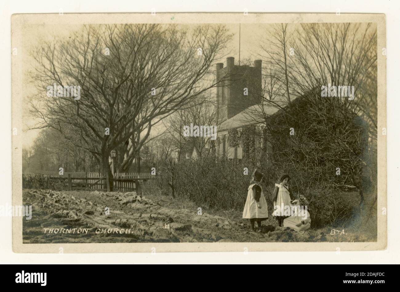 Carte postale originale du début des années 1900 de trois jeunes filles à l'extérieur de Christ Church, (Thornton Church), Thornton-Cleveleys (près de Blackpool), Lancashire, R.-U. publié en avril 24 1905. Cette église a été démolie en 1972 et une nouvelle a été construite à sa place. Banque D'Images