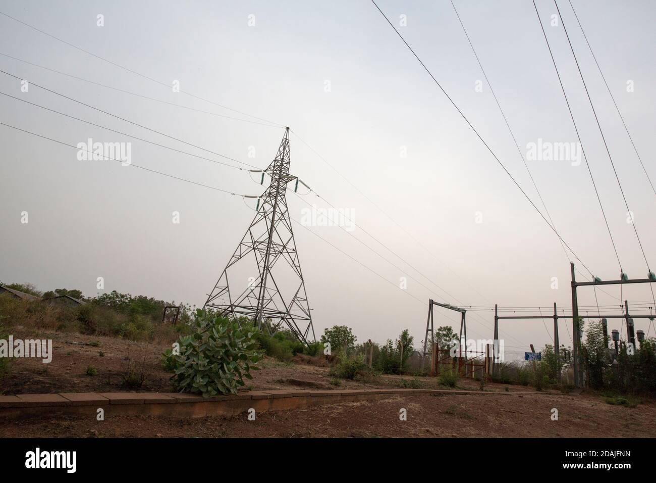 Selingue, Mali, 27 avril 2015; les lignes électriques transportent l'électricité produite par les turbines hydro-électriques du barrage Seligue. Banque D'Images