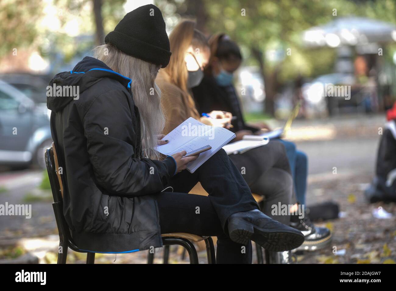 Rome, Italie. 13 novembre 2020. Flash mob des élèves contre l'enseignement à distance DAD, dans la photo les élèves de l'école secondaire Socrates suivent les leçons en ligne en dehors de leur école fermée en raison des restrictions imposées par le DPCM anti Covid - 19 (ROME - 2020-11-13, STEFANO CAROFEI) p.s. la foto e' utilizzabile nel rispetto del contenesto in cui e' stata scattata, e senza intento diffamatorio del decoro delle persone rappresentate Credit: Independent photo Agency/Alay Live News Banque D'Images