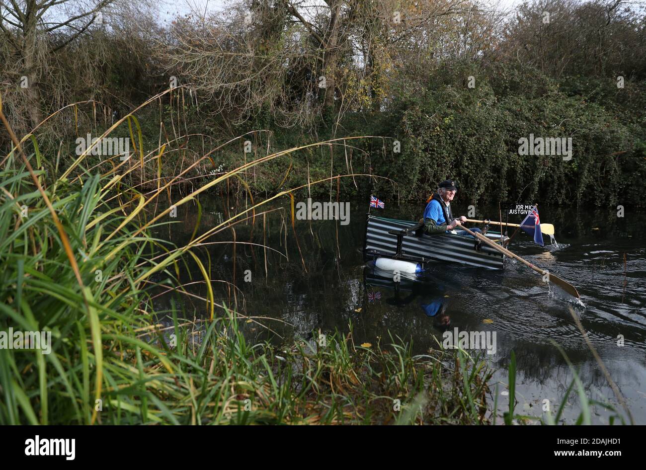 Michael Stanley, 80 ans, se trouve le long du canal de Chichester, dans le West Sussex, dans son bateau fait maison Tintanic, alors qu'il approche 70 milles à l'achèvement de son défi d'aviron. Banque D'Images