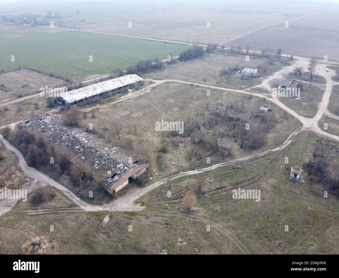 Ferme abandonnée, vue aérienne. Bâtiments industriels en ruine. Banque D'Images