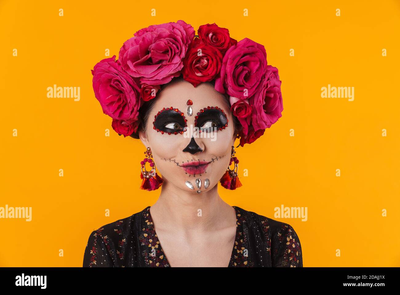 Fille Heureuse Dans Halloween Maquillage Et Couronne De Fleurs Posant À  Caméra Isolée Sur Un Mur Jaune Photo Stock - Alamy