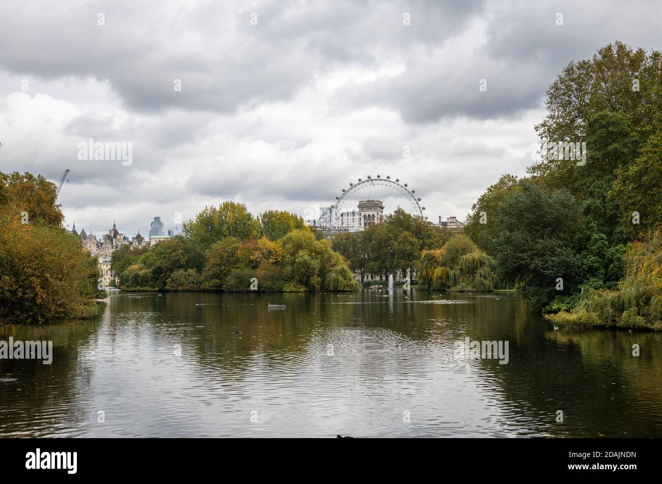 Vue sur les gratte-ciel de Londres depuis le parc St. James. Banque D'Images