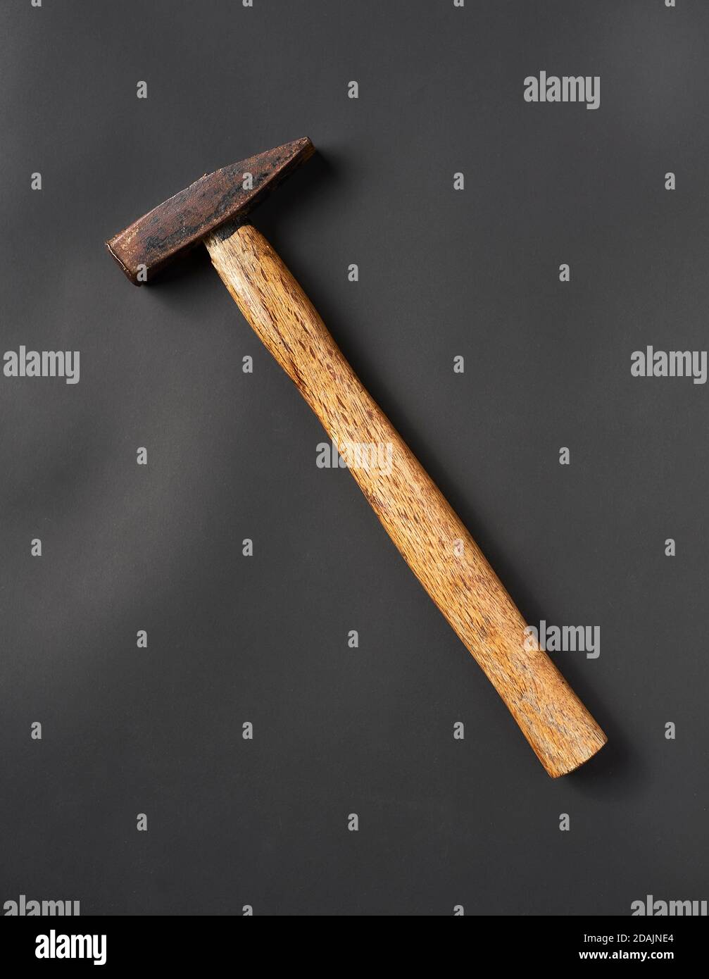 vieux marteau à main rayé et rouillé avec une poignée en bois Photo Stock -  Alamy