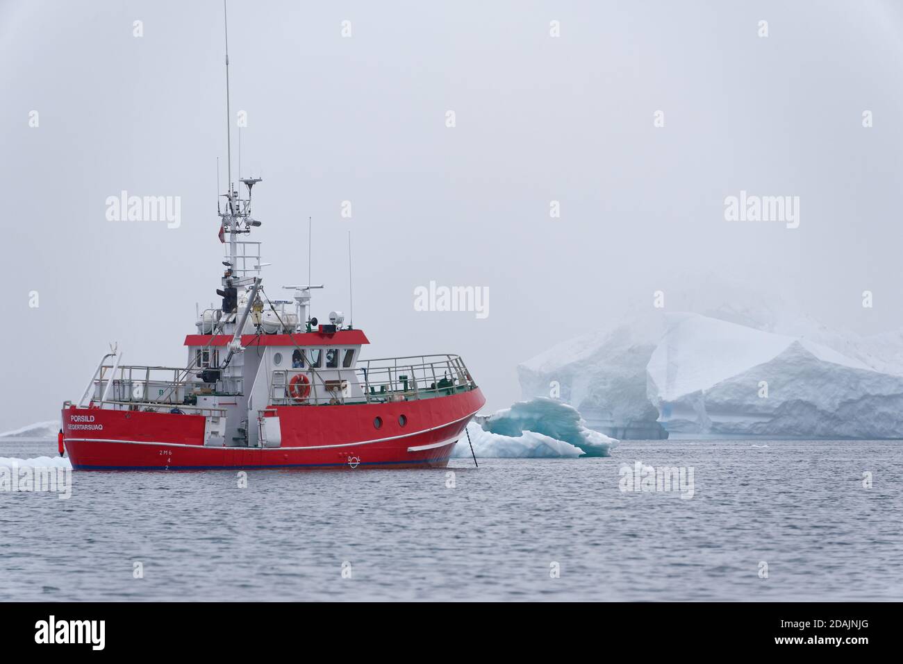 Navigation entre les icebergs Banque D'Images