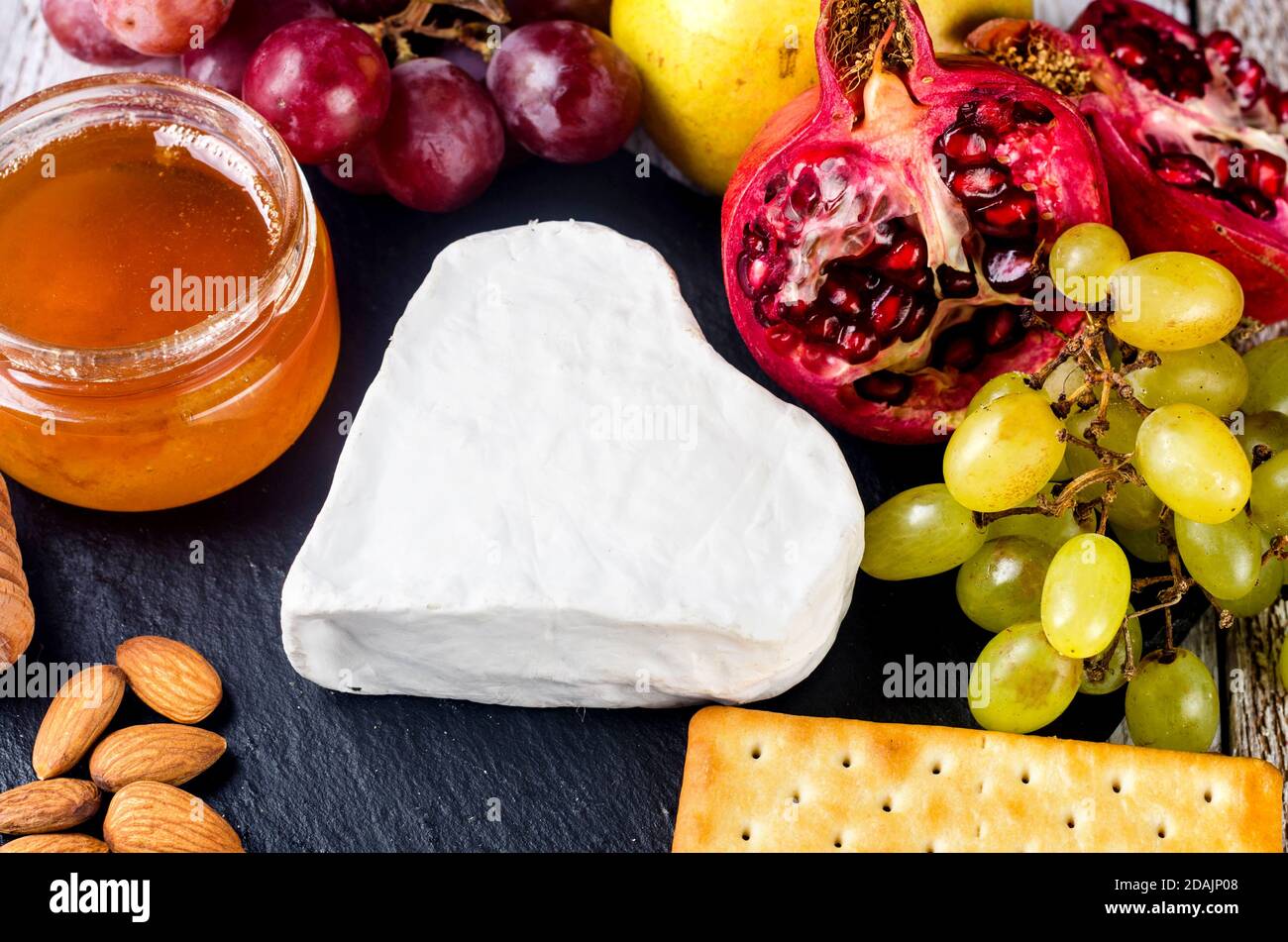 Fromage Camembert, brie, raisins, noix et craquelins Banque D'Images