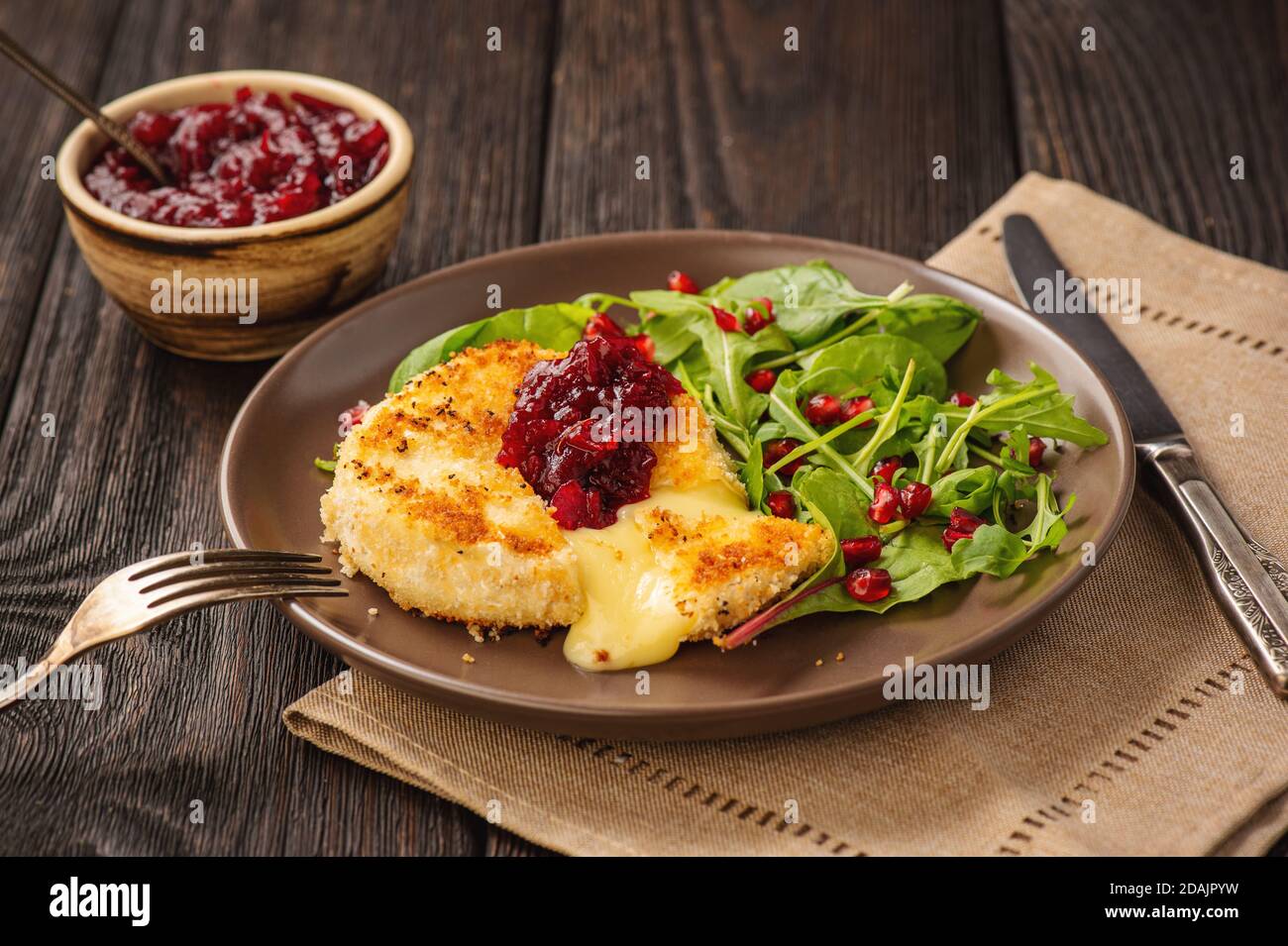 Fromage camembert frit et sauce aux canneberges. Banque D'Images