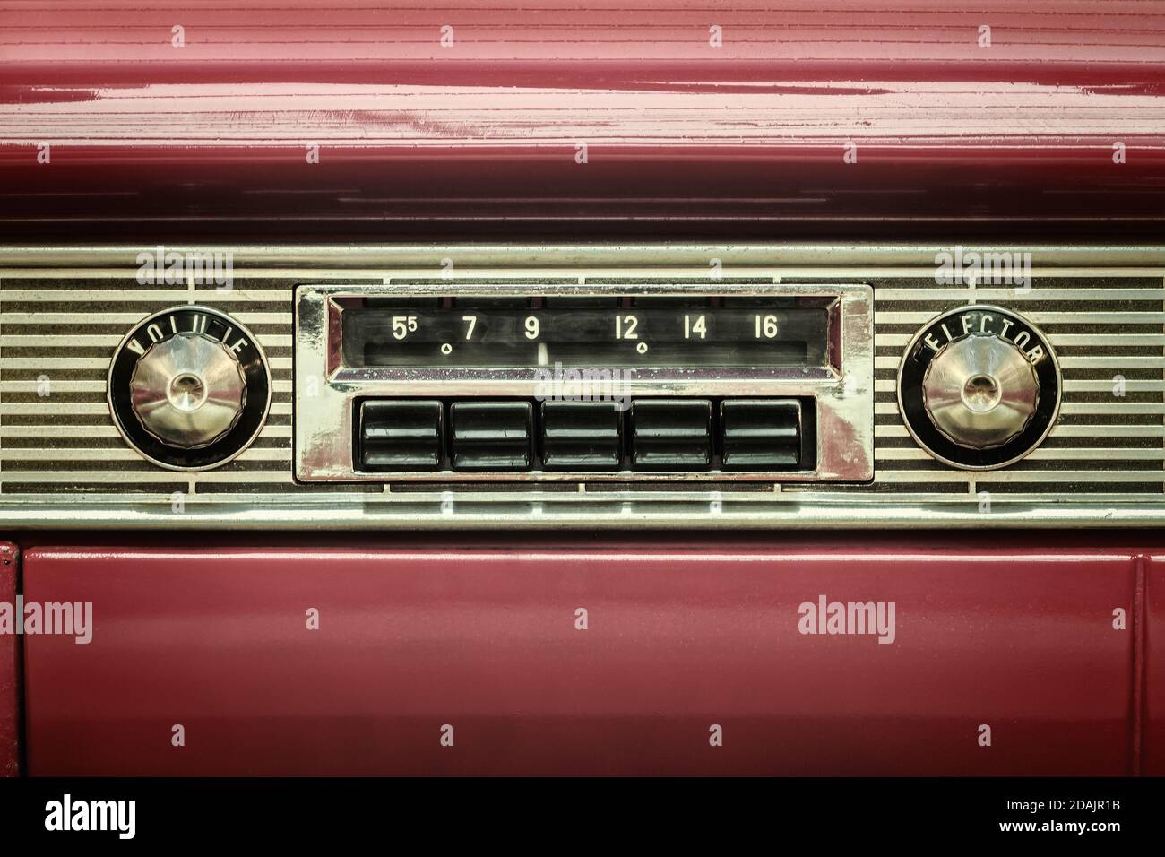 Image de style rétro d'une ancienne radio automobile à l'intérieur d'une voiture classique rouge Banque D'Images