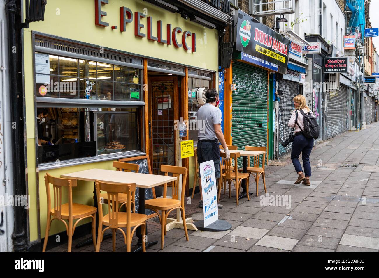 Le célèbre café italien East End E. Pellicci rouvre après le confinement de Covid-19. Banque D'Images