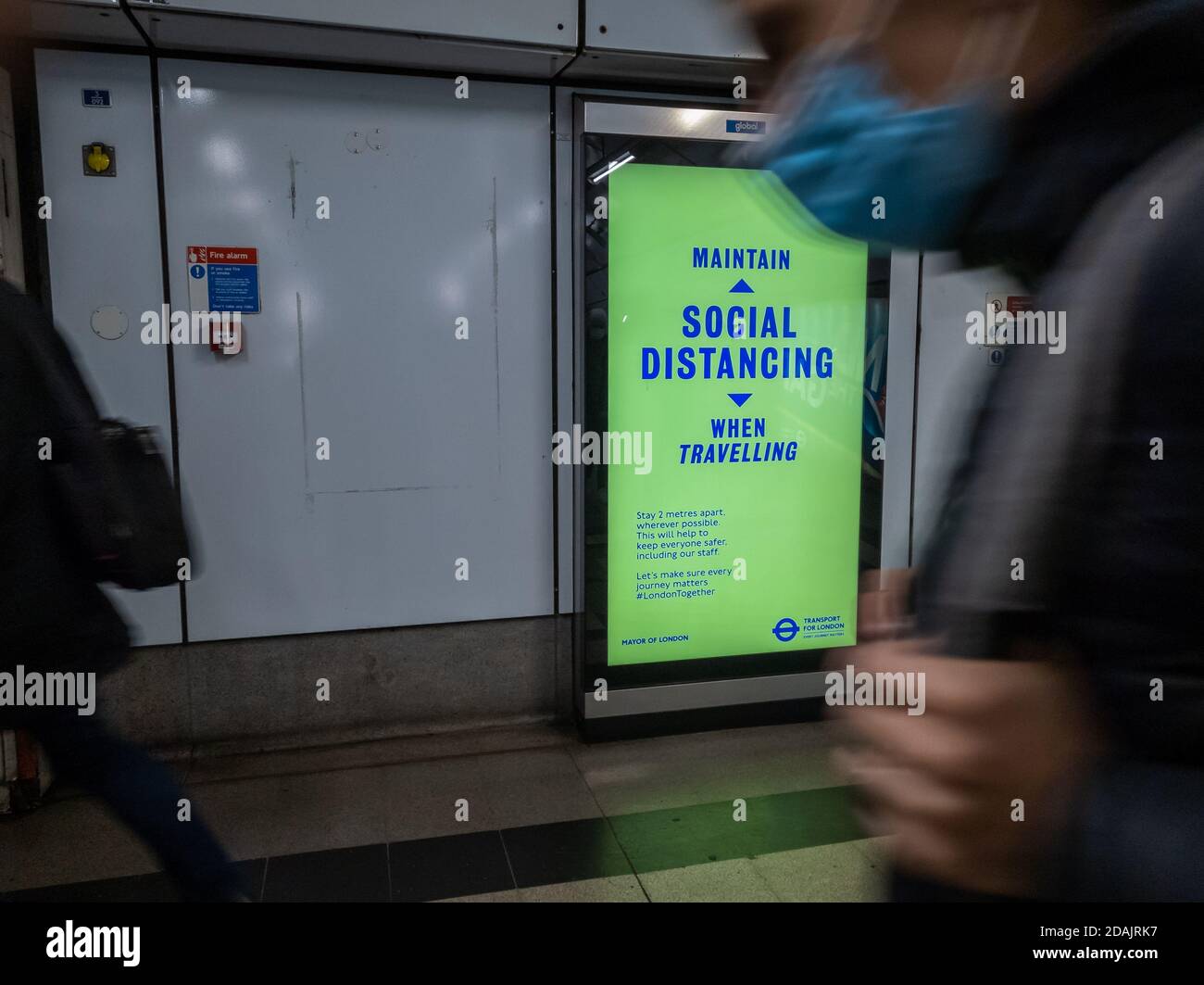 Avis de sécurité en cas de pandémie Covid-19 dans le métro de Londres. Banque D'Images