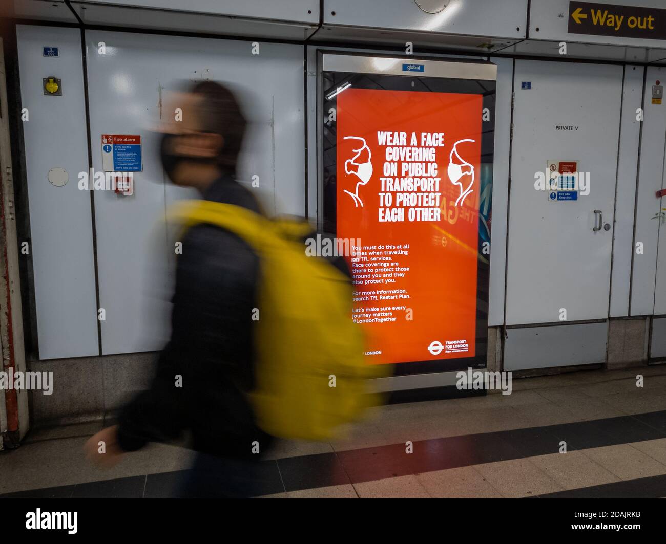 Avis de sécurité en cas de pandémie Covid-19 dans le métro de Londres. Banque D'Images