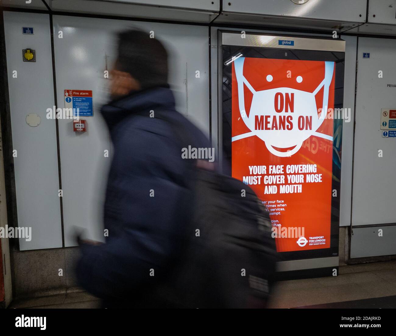 Avis de sécurité en cas de pandémie Covid-19 dans le métro de Londres. Banque D'Images