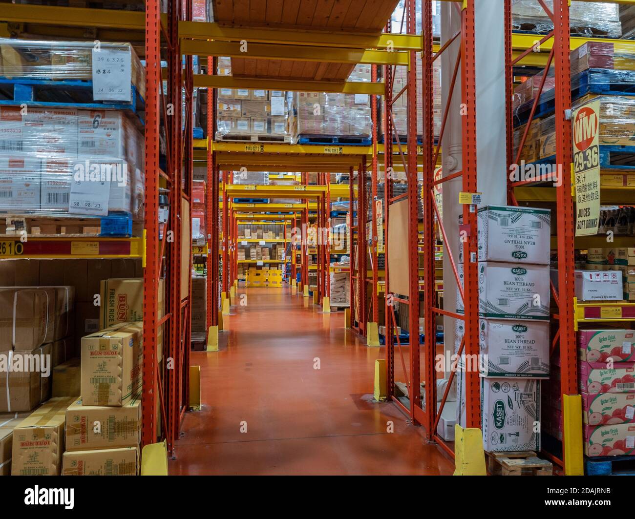 Un entrepôt de supermarché emballé avec des palettes et des emballages en vrac de nourriture. Banque D'Images