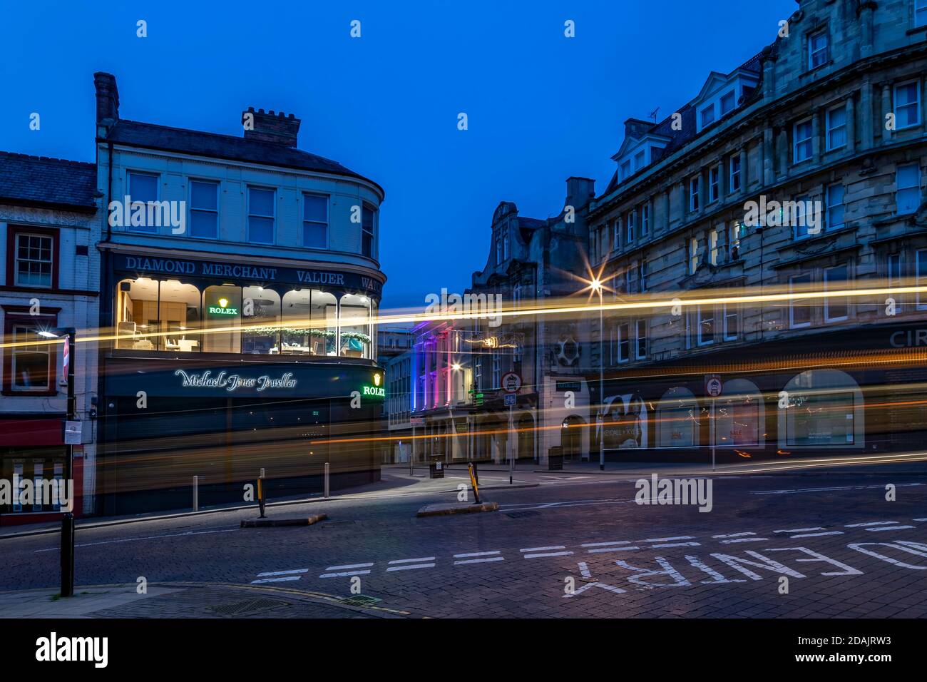 Michael Jones Jewelers au coin de Bridge Street et Gold Street dans le centre-ville de Northampton, Angleterre, Royaume-Uni. Banque D'Images