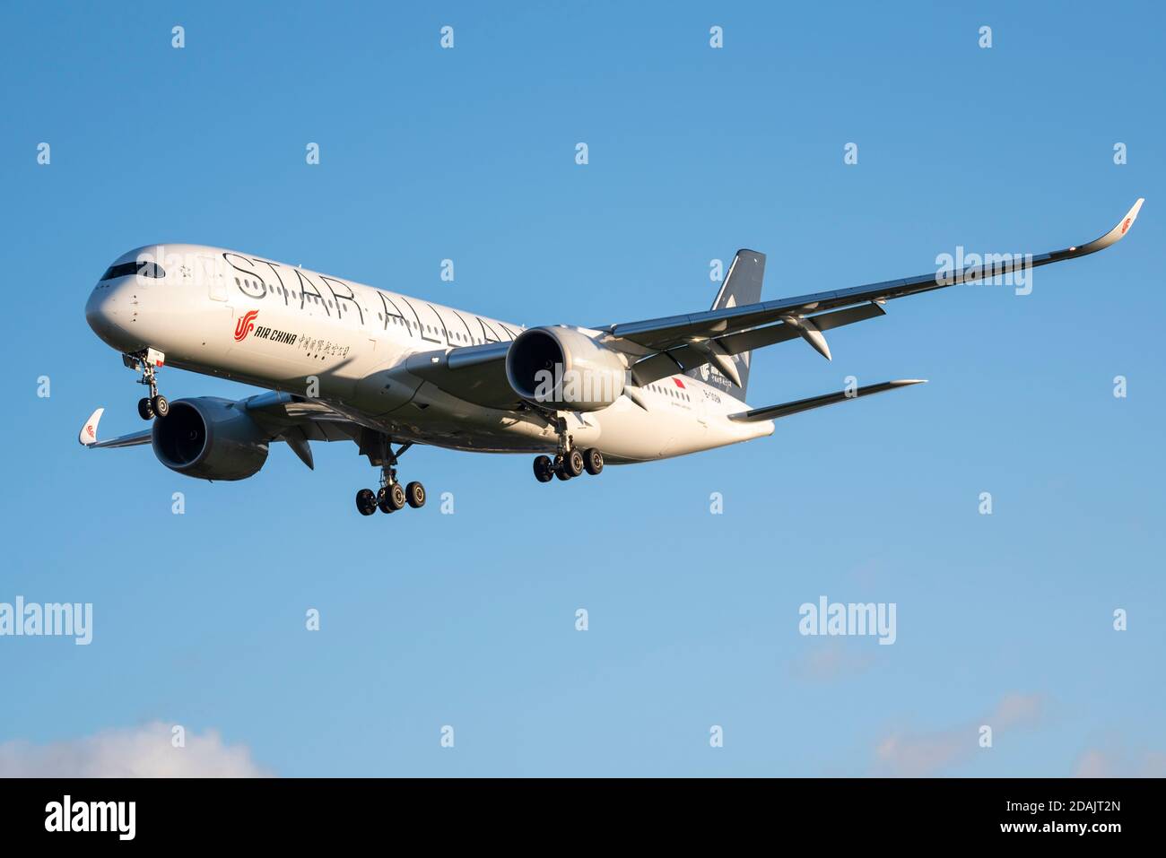 L'avion-avion-avion Airbus A350 B-308M d'Air China en approche pour atterrir à l'aéroport de Londres Heathrow, au Royaume-Uni, lors du deuxième confinement national de la COVID 19 Banque D'Images