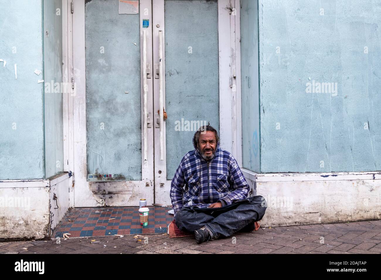 George un homme sans abri vivant dans les rues d'Abington Street Northampton Town Center. Banque D'Images