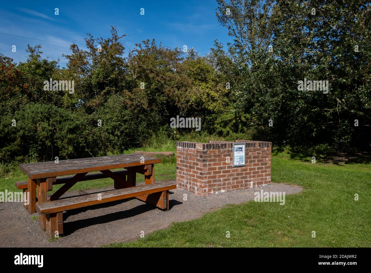 Banc de pique-nique et barbecue en briques à Thurstaston Country sur Wirral Août 2020 Banque D'Images