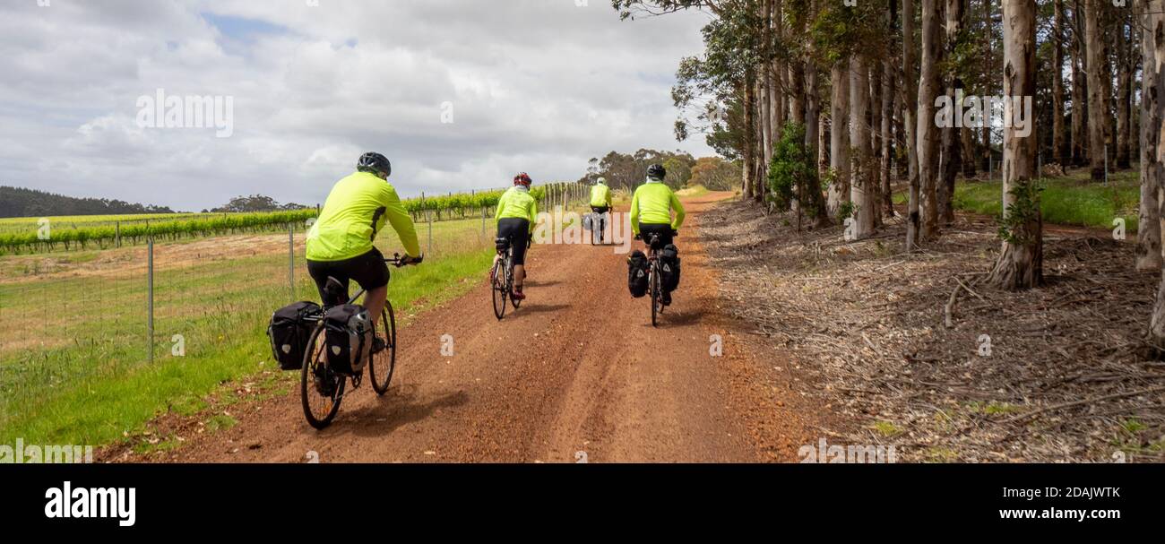 Les cyclistes voyageant sur des vacances à vélo sur un pays Route dans la région de Margaret River Australie occidentale Banque D'Images