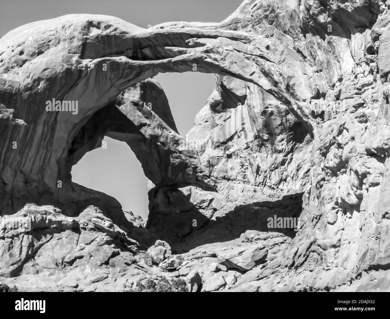 Double Arch, la plus haute arche du parc national Arches, Utah, en noir et blanc Banque D'Images