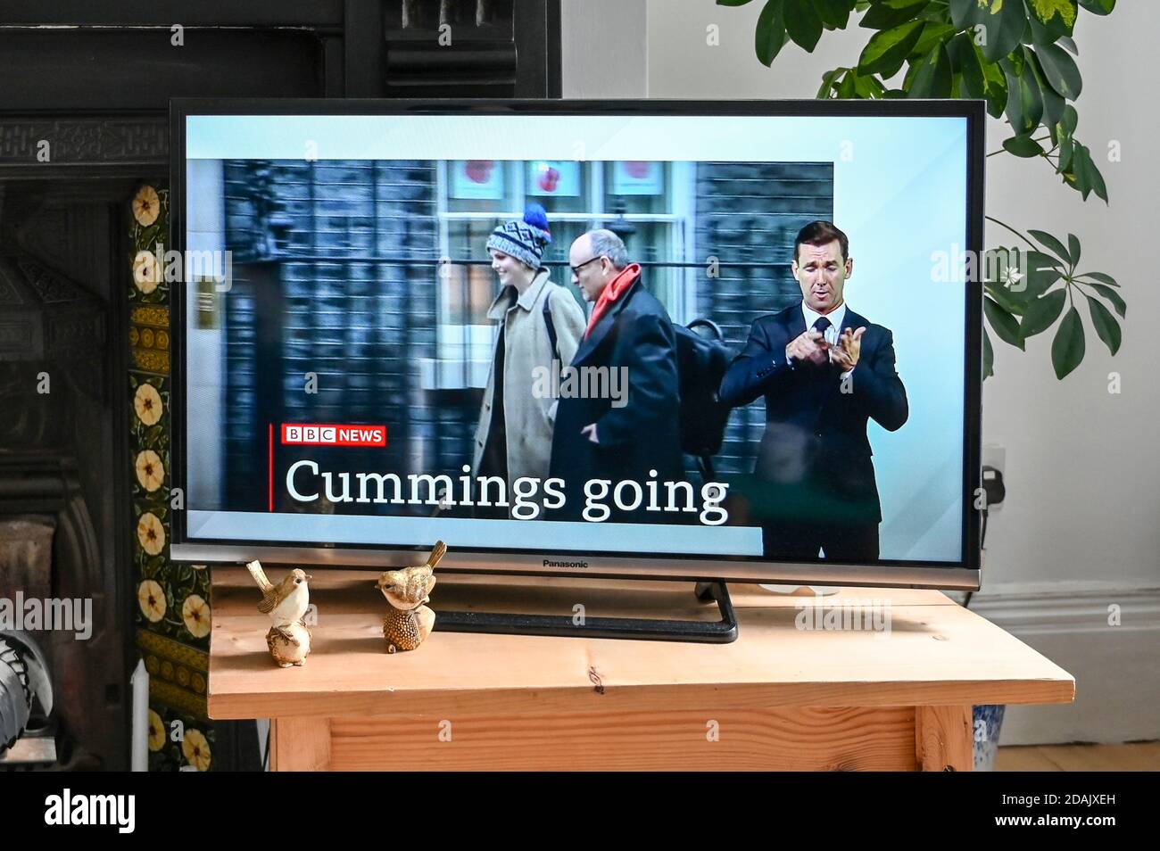 Reportage de Dominic Cummings démissionnant de son poste en tant que conseiller en chef de Boris Johnson avec la légende 'Cummings Going'. Banque D'Images