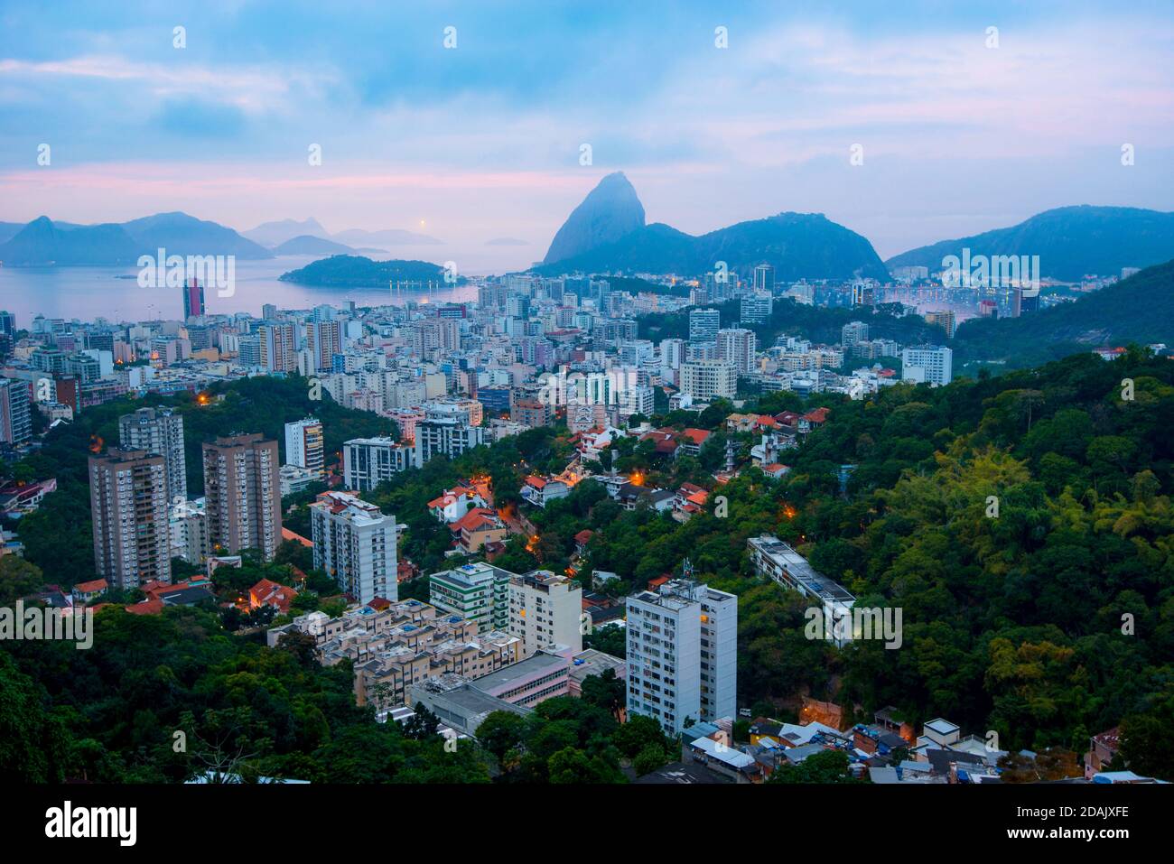 Rio de Janeiro avant le lever du soleil, vue sur le mont Sugarloaf Banque D'Images