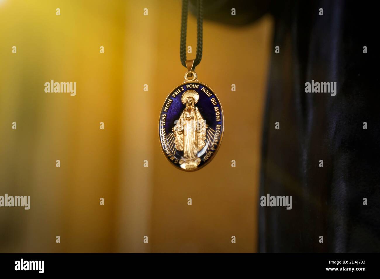 gros plan médaille de notre dame de grâces, objet religieux catholique de dévotion Banque D'Images