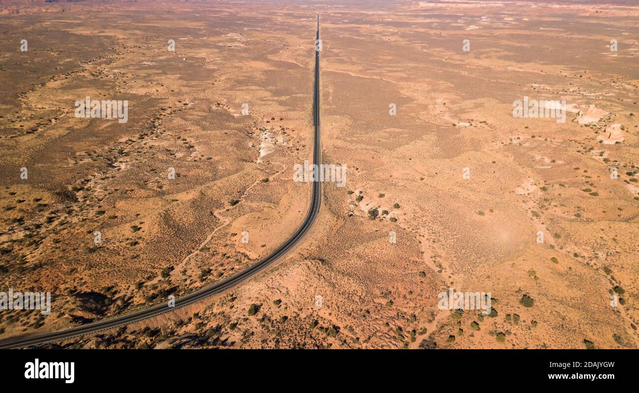 Vue panoramique sur une route droite en direction de la ville De page Arizona Banque D'Images