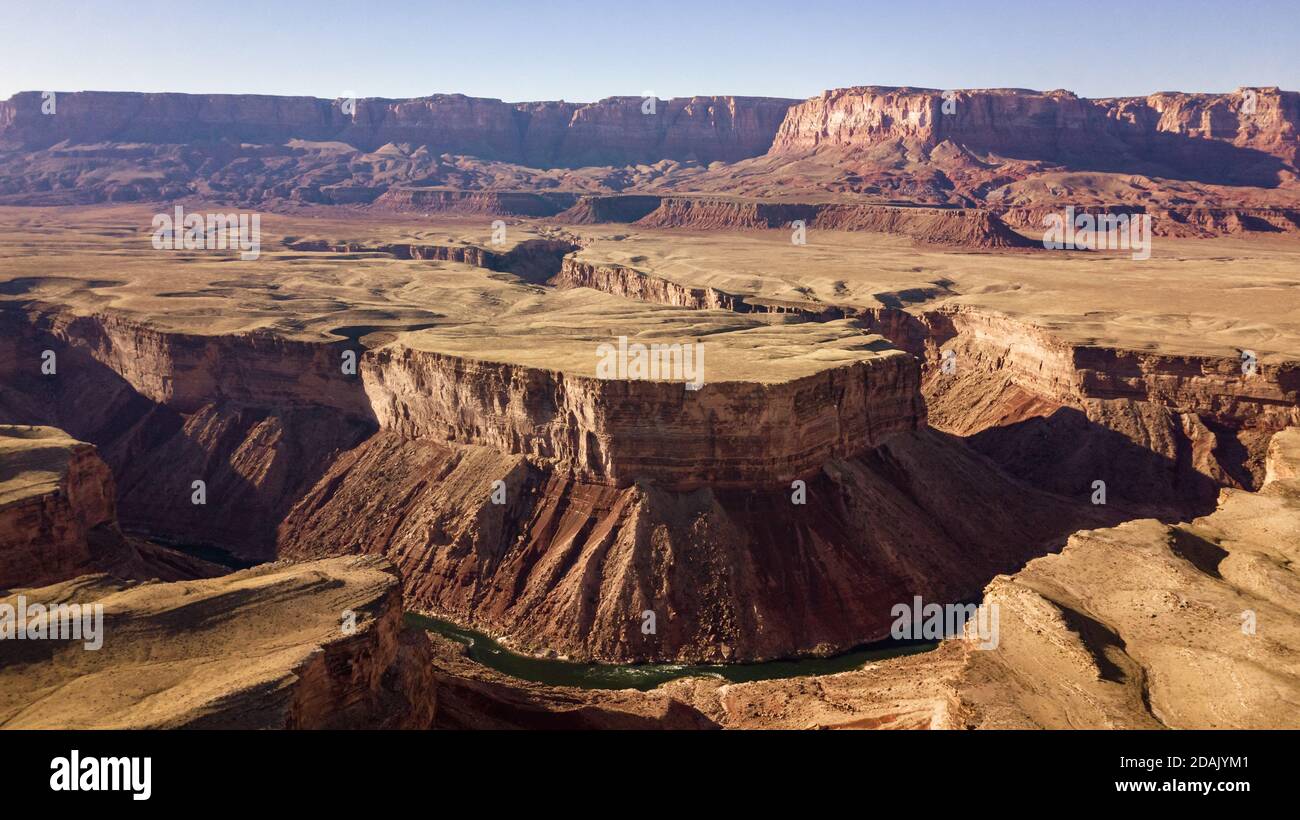 Vue panoramique d'un méandre incisé du Colorado Rivière à côté de la célèbre Horse Shoe Bend près de la Ville de page Arizona États-Unis Banque D'Images