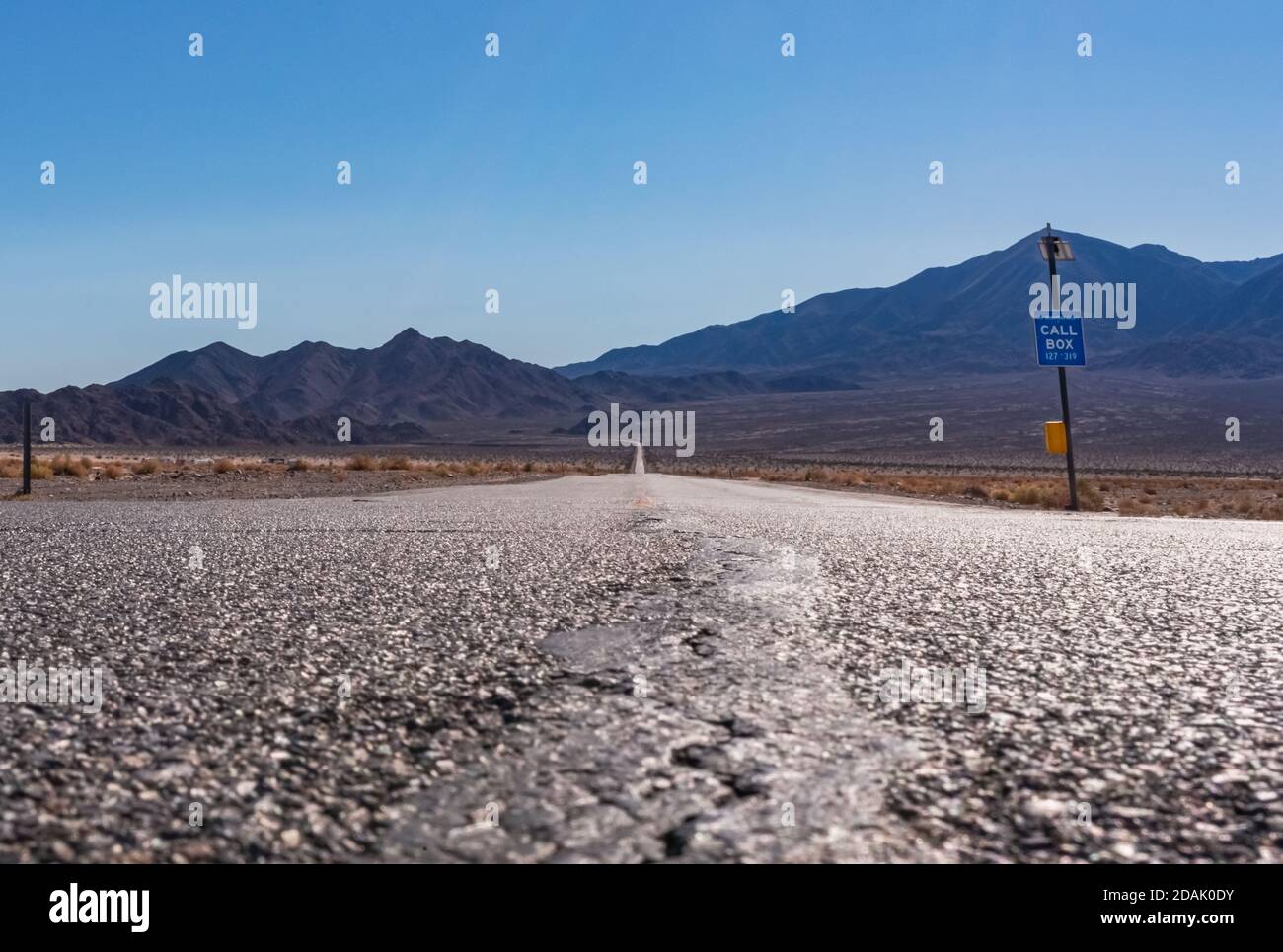 Une route dans le désert en direction de la vallée de la mort en Californie Banque D'Images