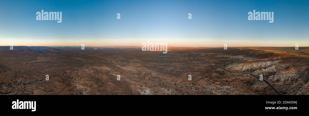 Vue panoramique sur une route droite en direction de la ville De page Arizona Banque D'Images