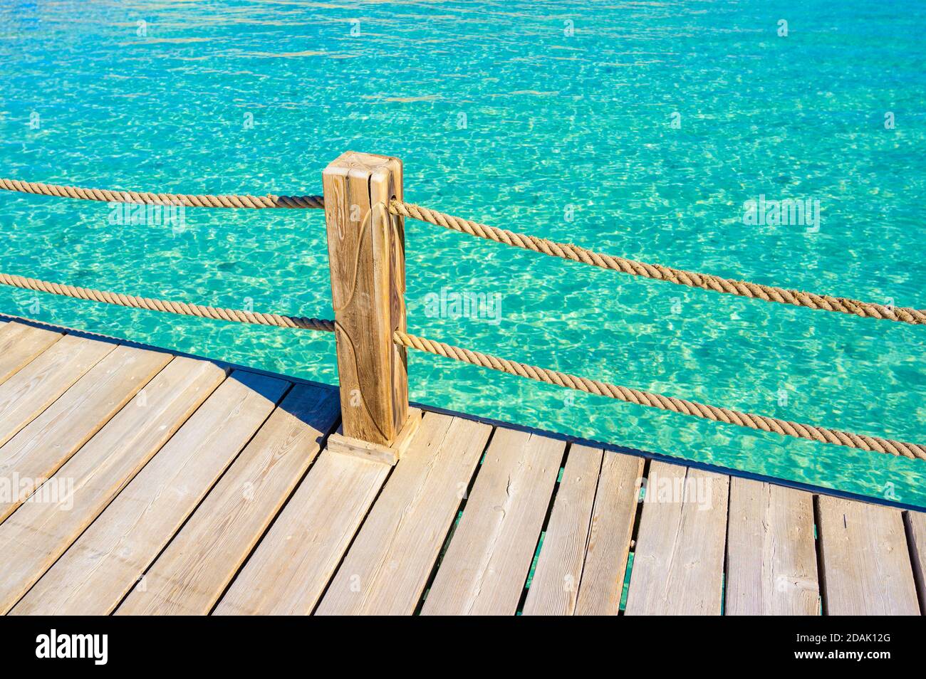 Fond de terrasse en bois et bleu de l'eau - paysage tropical destination de voyage au paradis Banque D'Images
