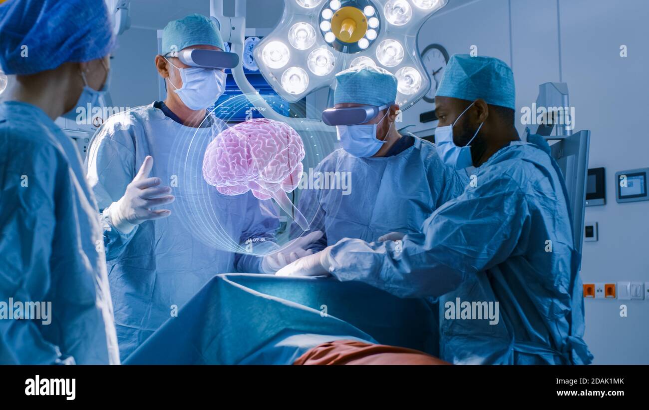 Les chirurgiens portant des lunettes de réalité augmentée effectuent la chirurgie du cerveau à l'aide du modèle cérébral 3D animé, en utilisant des gestes. Technologie de pointe Banque D'Images